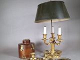 une lampe posée sur une table à côté d'autres objets
