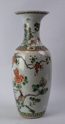 un vase blanc orné de fleurs et d'oiseaux
