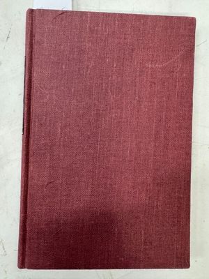 un livre rouge posé sur une table blanche