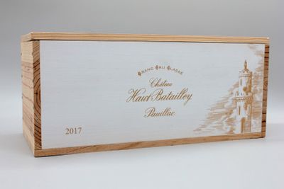 une boîte en bois avec l'image d'un château dessus