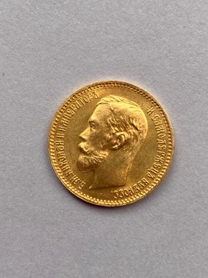 l'image d'une pièce d'or sur laquelle figure le visage d'un homme