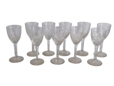 six verres à vin posés les uns à côté des autres sur une surface blanche