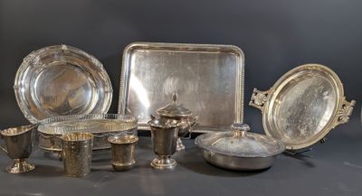 plusieurs couverts posés sur une table