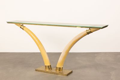 une console en laiton et en verre aux pieds courbés