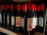 de nombreuses bouteilles de vin sur une étagère dans un magasin