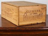 une boîte en bois sur laquelle est apposée une étiquette de vin