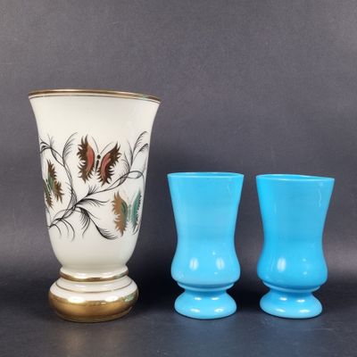 deux vases en verre bleu posés l'un à côté de l'autre sur une table