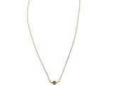 un collier en or avec un pendentif en forme de fleur sur fond blanc