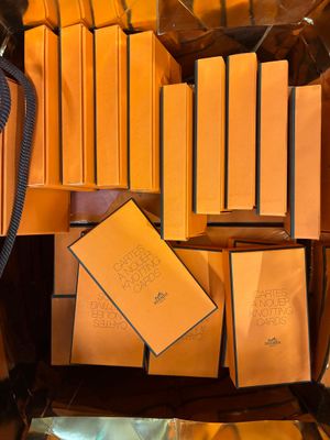 de nombreux sacs et cartons remplis de papier orange posés sur une étagère