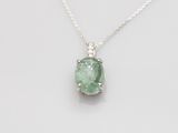 un pendentif en tourmaline verte et diamants, monté sur une chaîne en argent