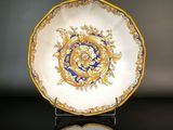 une assiette ornée d'un motif doré et bleu