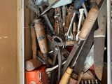 une boîte remplie d'outils posée sur une table
