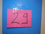 une pancarte sur la porte d'un immeuble indiquant « 21 »
