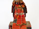 statue d'un samouraï en armure complète sur fond blanc