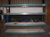 une étagère bleue dans un garage, sur laquelle sont posés des outils