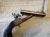 un pistolet posé sur une feuille de papier