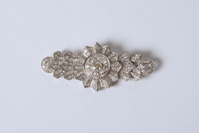 BROCHE des années 1950 en platine or blanc 18k (750 millième…