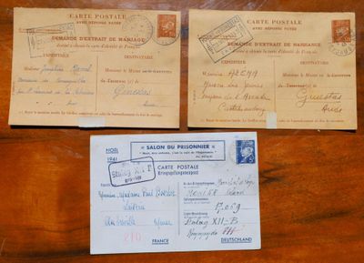 deux vieilles cartes postales posées l'une à côté de l'autre sur une table en bois