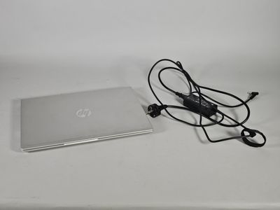 un ordinateur portable et un chargeur posés sur une table
