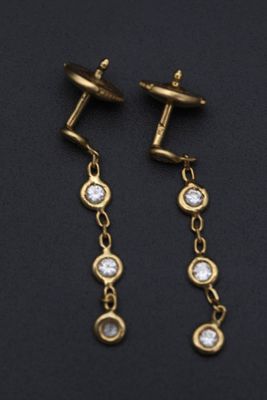 une paire de boucles d'oreilles en or serties de diamants