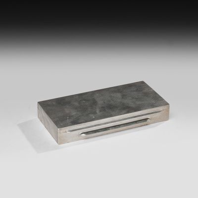 gros plan d'un objet métallique sur une surface blanche