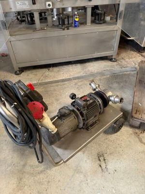 une machine posée par terre à côté d'une autre machine