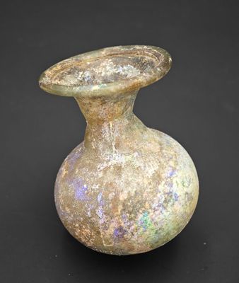 un vase en verre posé sur une surface noire
