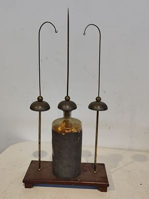 une photo d'un vase avec trois bougies posé sur une table