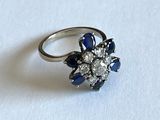 une bague en argent ornée de pierres bleues et blanches