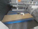 une machine qui travaille sur un morceau de carton