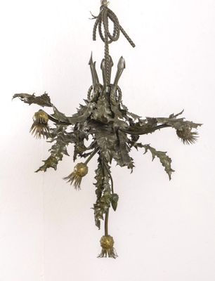 un lustre en métal orné de fleurs et de feuilles