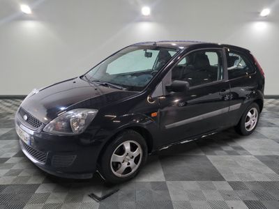 la photo d'une voiture noire garée dans un garage