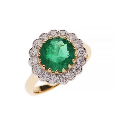 une bague à grappes d'émeraudes et de diamants