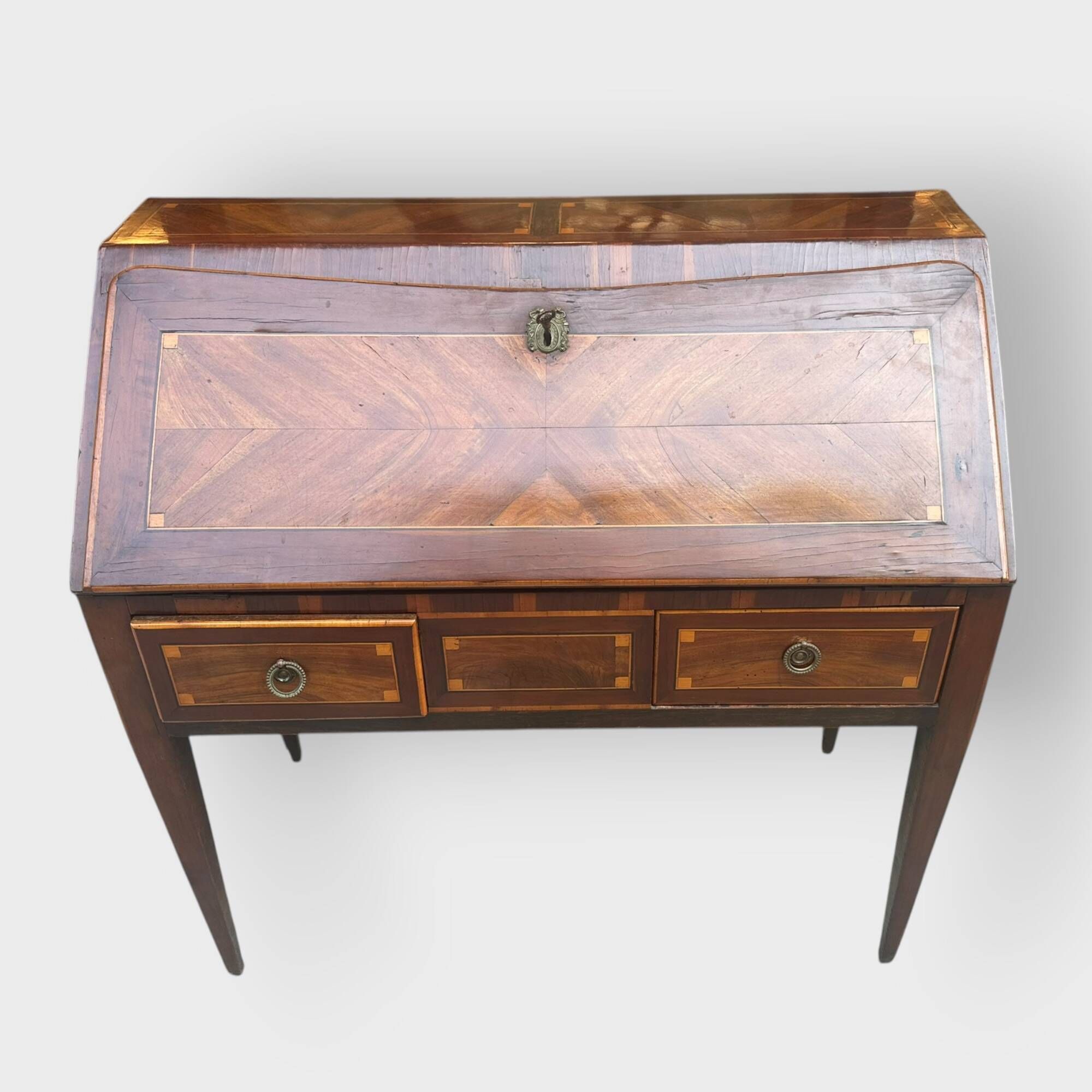 Bureau dos d'âne en bois de placage ouvrant à deux tiroirs en ceinture, surmontés d'un abattant découvrant 4 tiroirs,...