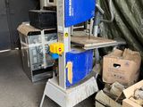 une machine bleue qui se trouve dans un garage