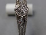 gros plan d'une bague en diamant sur une surface grise