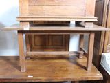 un petit bureau en bois surmonté d'un tiroir