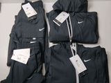 Les survêtements Nike sont alignés et prêts à être enfilés