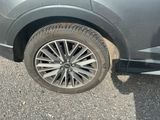 un gros plan d'un pneu de voiture sur la route