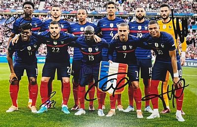 photo dédicacée d'une équipe de football posant devant une foule nombreuse