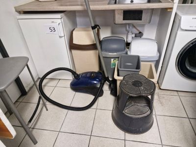 une photo d'une cuisine avec un lave-linge et un sèche-linge