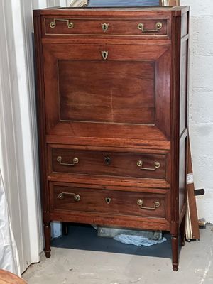 une commode surmontée d'un miroir dans une pièce