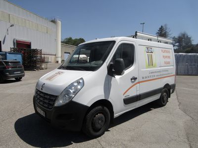 une camionnette blanche garée dans un parking