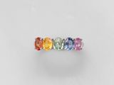 une bague multicolore ornée de cinq pierres sur fond blanc