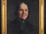 portrait d'une vieille femme vêtue d'une robe noire et portant un foulard rouge sur la tête