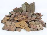 un tas de vieux morceaux de bois posés sur une surface blanche