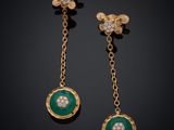 une paire de boucles d'oreilles en émeraude et diamant
