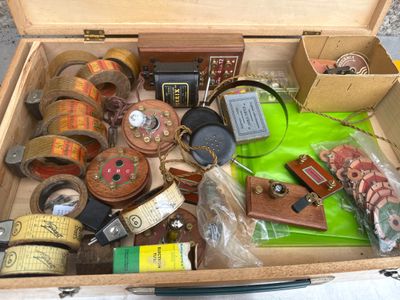une boîte en bois remplie d'objets assortis sur une table