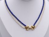 gros plan d'un collier sur un mannequin mannequin