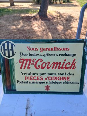 a sign on a chair that says no tress in french